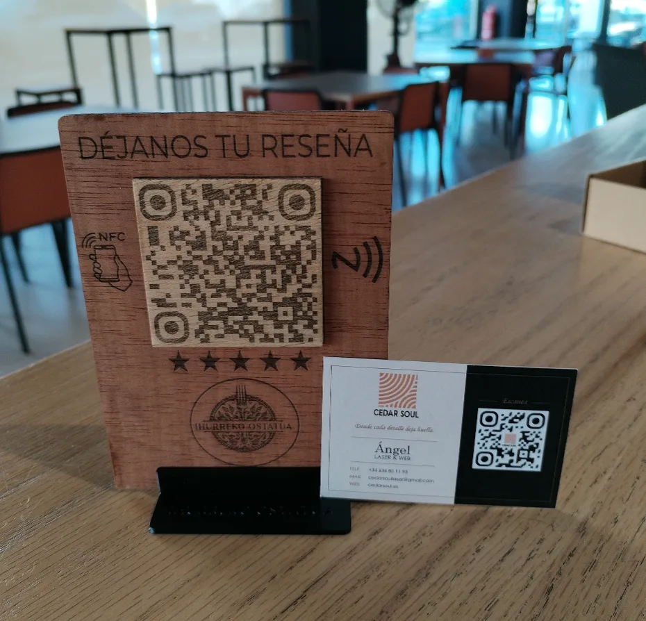 Peana de reseñas QR + NFC de madera grabada a láser para Ihurreko Ostatua